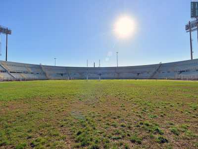 E per un attimo ci pare di ascoltare delle grida: quelle di coloro che in questo glorioso tempio del pallone hanno sofferto e gioito, perdendo persino la voce quando a gonfiare la rete era il Bari, la propria vecchia e amata squadra biancorossa